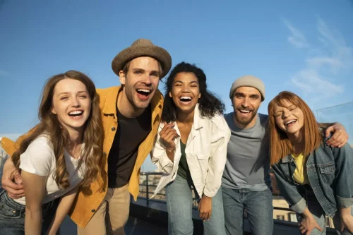 medium-shot-happy-friends-city